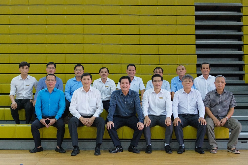 Đoàn làm việc tham quan TDTU và chụp hình lưu niệm.