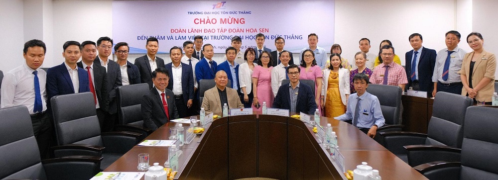 Lãnh đạo hai đơn vị trao quà và chụp hình lưu niệm.