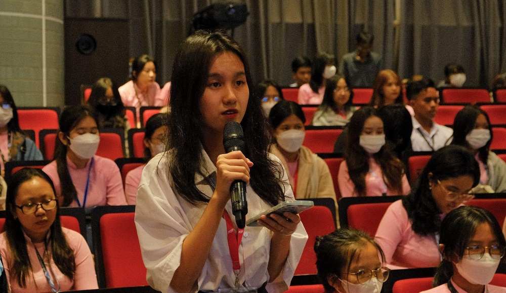 Sinh viên TDTU đặt câu hỏi cho các diễn giả.