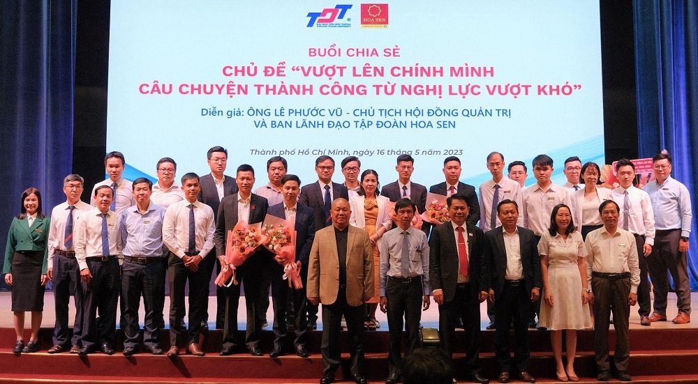 Hai bên cùng chụp hình lưu niệm.