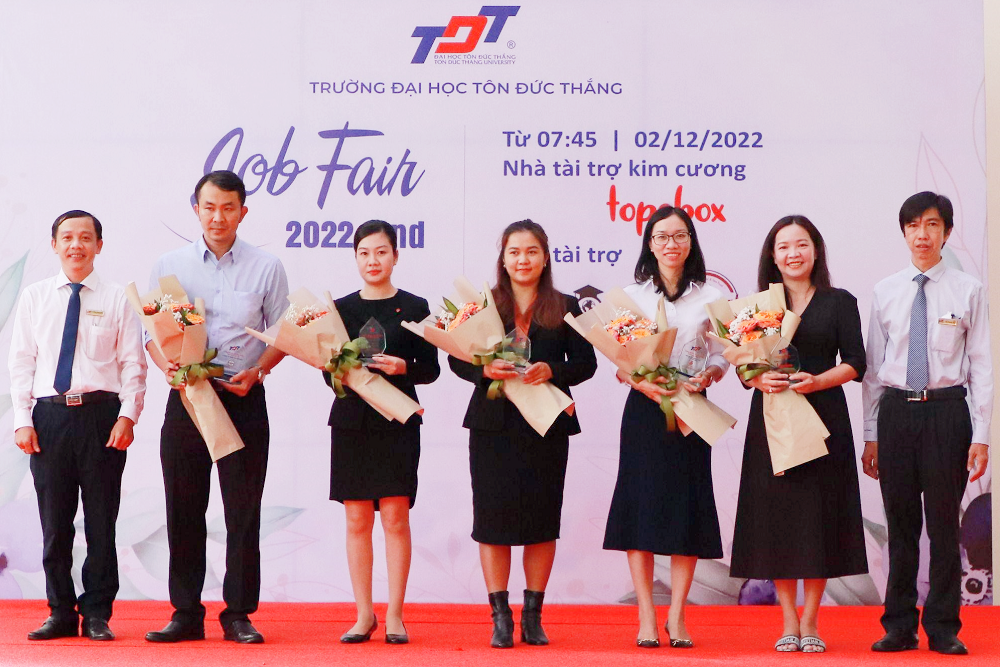 Ban tổ chức tặng hoa cảm ơn các nhà tài trợ.