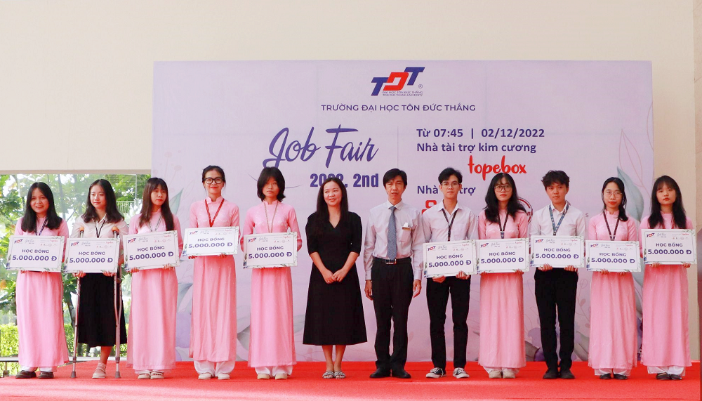 TS. Võ Hoàng Duy và đại diện doanh nghiệp trao học bổng cho sinh viên vượt khó học giỏi.