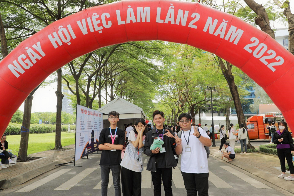 Hàng nghìn sinh viên TDTU đến tham gia chươg trình.