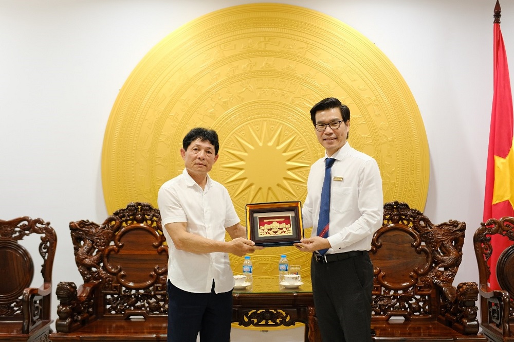 TS. Trần Trọng Đạo trao quà lưu niệm cho đại diện Liên hiệp.