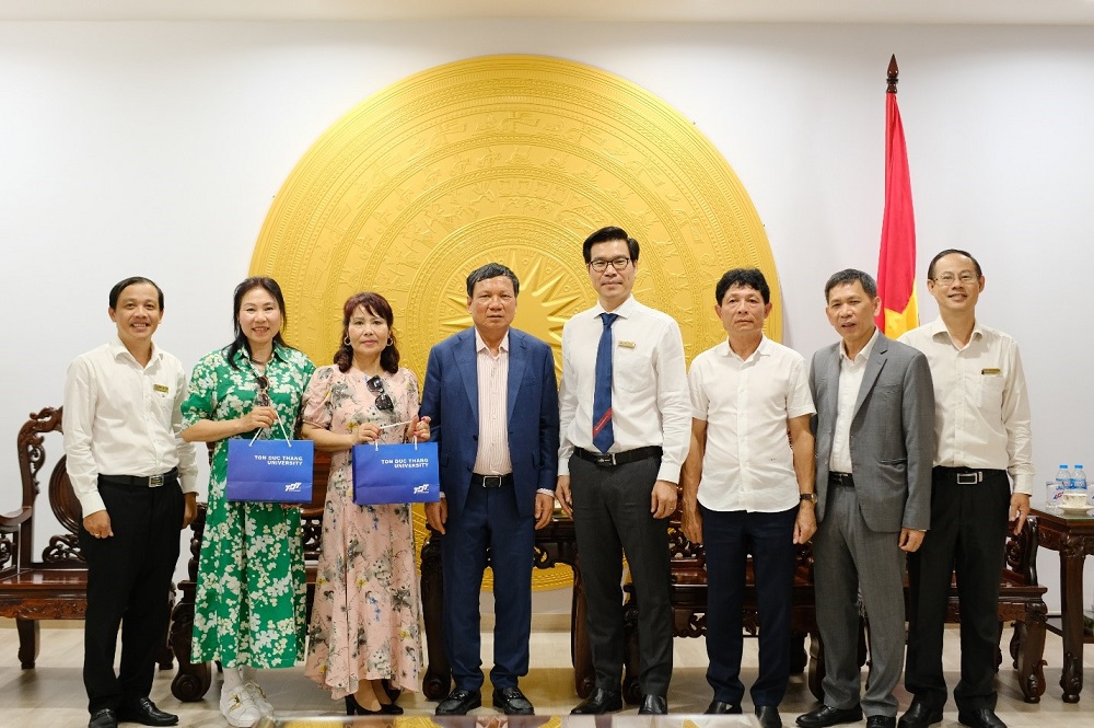 TS. Trần Trọng Đạo trao quà lưu niệm cho đại diện Liên hiệp.