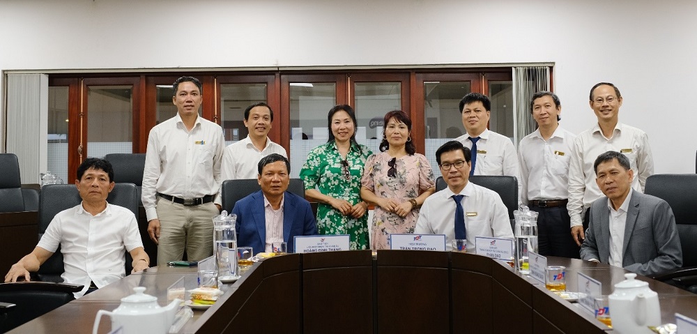 Hai bên chụp hình lưu niệm.