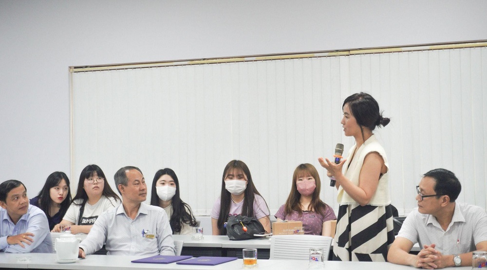 GS. Sun Joo Ruy trao đổi nội dung hợp tác.