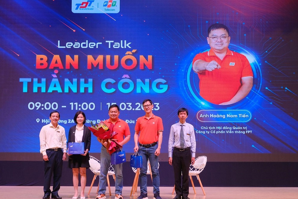 Đại diện Ban tổ chức tặng hoa cảm ơn diễn giả.