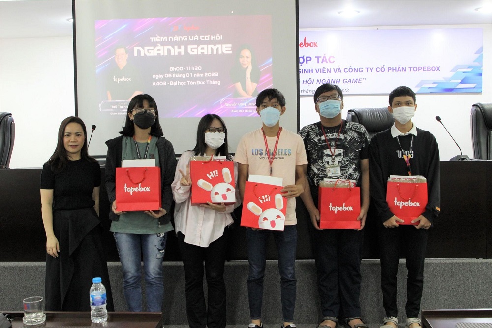 Sinh viên TDTU có những câu hỏi hay nhận quà tặng từ Topebox.