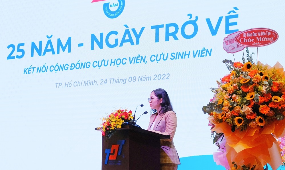 Hình ảnh buổi giao lưu của cựu sinh viên với lãnh đạo Nhà trường nhân dịp kỷ niệm 25 năm thành lập Trường.