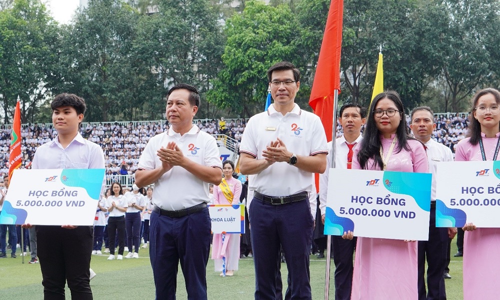 TS. Vũ Anh Đức và TS. Trần Trọng Đạo trao học bổng cho sinh viên.