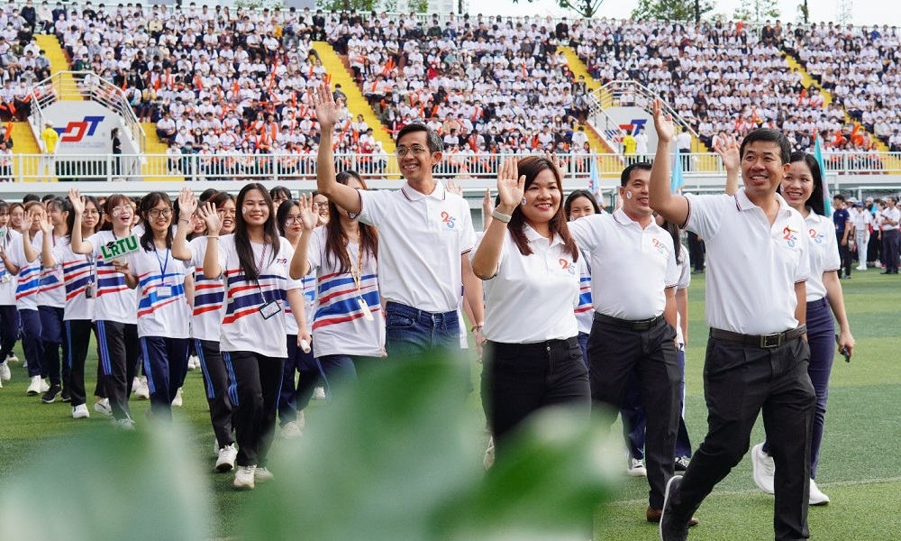 Các đơn vị thuộc Trường diễu hành.