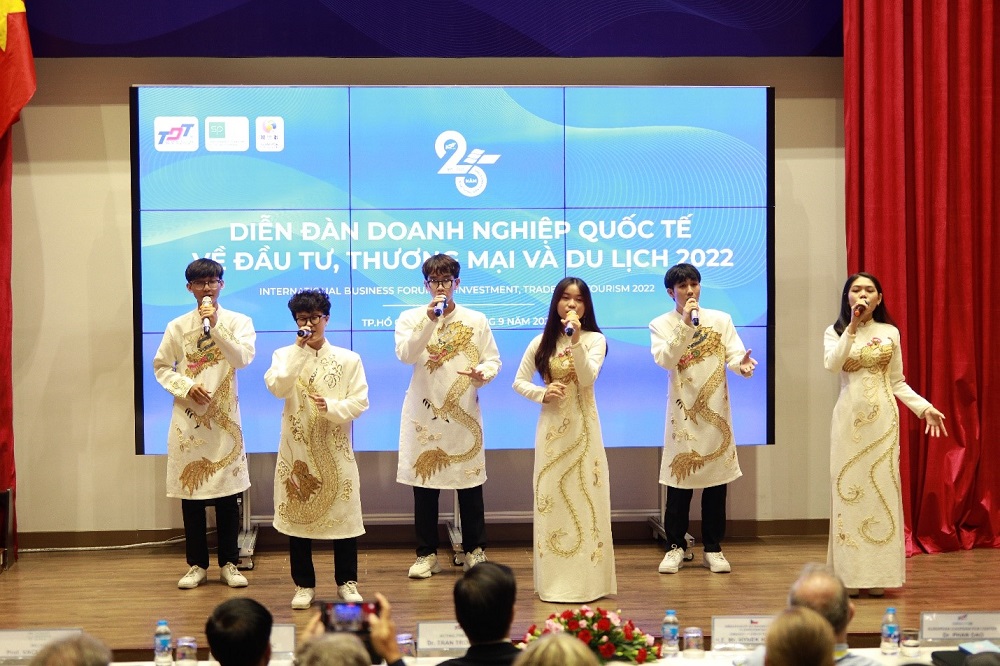 Chương trình văn nghệ chào mừng IBF 2022 do sinh viên TDTU biểu diễn.