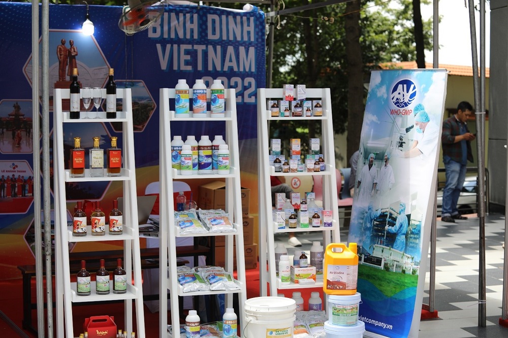 Các doanh nghiệp giới thiệu sản phẩm tại diễn đàn.