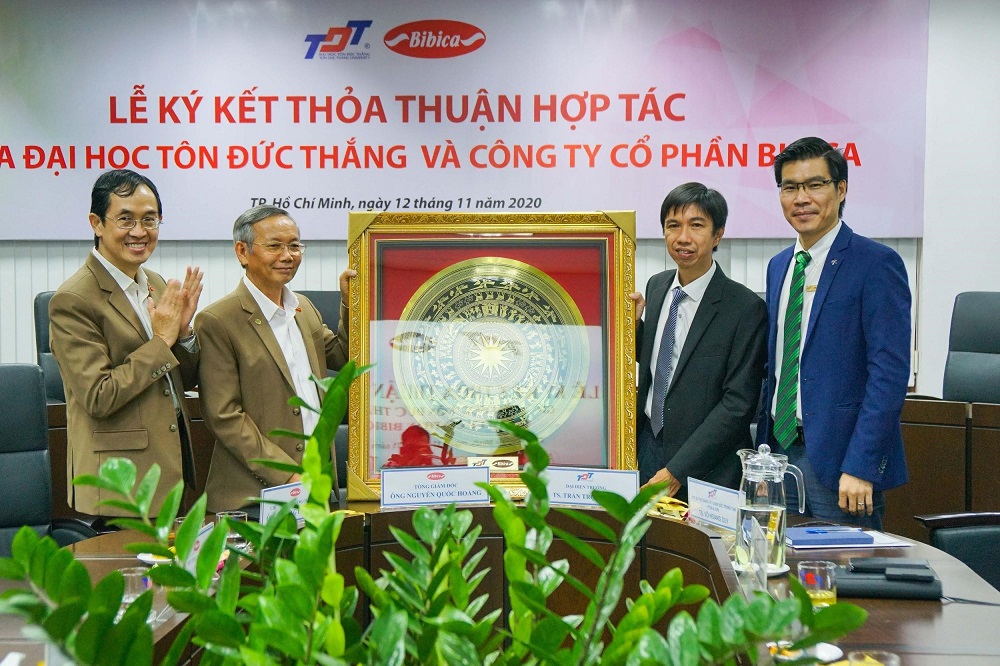 Lãnh đạo Công ty cổ phần Bibica trao quà lưu niệm cho đại diện TDTU